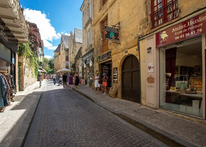 Les Flamboyants Apartment