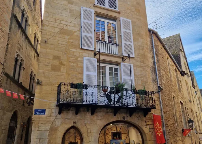 Les Flamboyants Apartment *